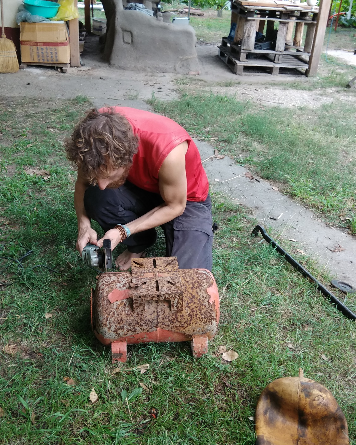 Gas cylinder burn chamber